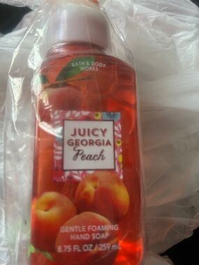 Bath & Body Works Juicy Georgia Peach Foaming Hand Soap - Orange